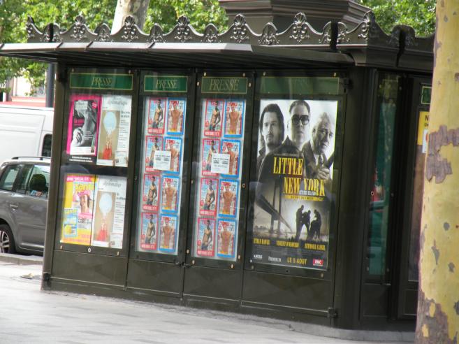 kiosque à journaux, Le Monde diplomatique, santé magazine, Tetu, little New York